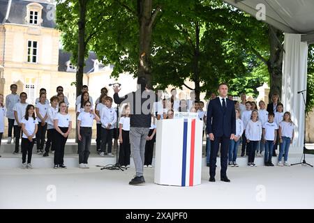 Bayeux, Francia. 7 giugno 2024. Il presidente francese Emmanuel Macron in una cerimonia per commemorare la liberazione di Bayeux, come parte delle cerimonie che celebrano il 80° anniversario dello sbarco alleato del D-Day della seconda guerra mondiale in Normandia, a Bayeux, nel nord-ovest della Francia, il 7 giugno 2024. Foto di Jacques Witt/Pool/ABACAPRESS. COM credito: Abaca Press/Alamy Live News Foto Stock