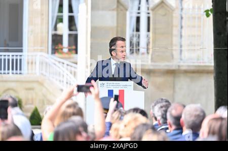 Bayeux, Francia. 7 giugno 2024. Il presidente francese Emmanuel Macron in una cerimonia per commemorare la liberazione di Bayeux, come parte delle cerimonie che celebrano il 80° anniversario dello sbarco alleato del D-Day della seconda guerra mondiale in Normandia, a Bayeux, nel nord-ovest della Francia, il 7 giugno 2024. Foto di Jacques Witt/Pool/ABACAPRESS. COM credito: Abaca Press/Alamy Live News Foto Stock