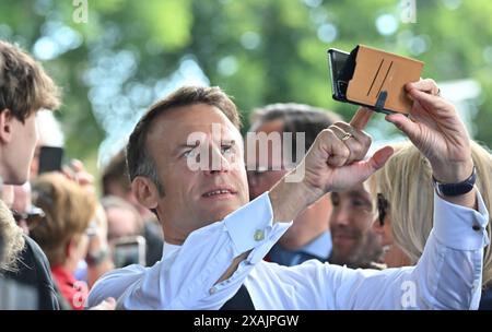 Bayeux, Francia. 7 giugno 2024. Il presidente francese Emmanuel Macron in una cerimonia per commemorare la liberazione di Bayeux, come parte delle cerimonie che celebrano il 80° anniversario dello sbarco alleato del D-Day della seconda guerra mondiale in Normandia, a Bayeux, nel nord-ovest della Francia, il 7 giugno 2024. Foto di Jacques Witt/Pool/ABACAPRESS. COM credito: Abaca Press/Alamy Live News Foto Stock