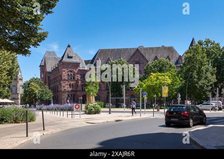 Metz, Francia - 24 giugno 2020: Il Neue Oberpostdirektion, Direction des Postes, ora Hôtel des Postes, è un edificio neomanico, costruito a Metz i Foto Stock