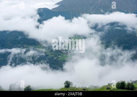 Austria, Serfaus-Fiss-Ladis, Fiss Wisps di nebbia dopo una doccia a pioggia. Foto Stock