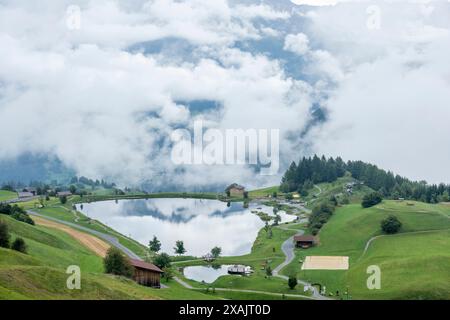 Austria, Serfaus-Fiss-Ladis, Fiss Wisps di nebbia dopo una doccia a pioggia. Foto Stock