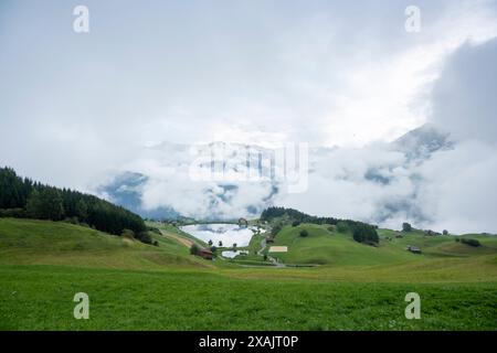 Austria, Serfaus-Fiss-Ladis, Fiss Wisps di nebbia dopo una doccia a pioggia. Foto Stock