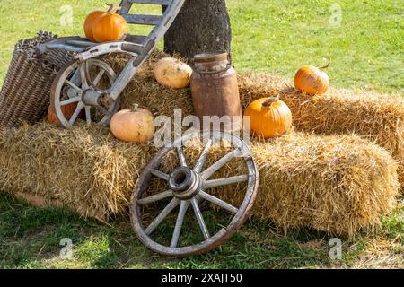 Austria, Serfaus-Fiss-Ladis, Serfaus, Pumpkins as decoration. Foto Stock