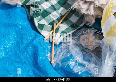 cinturini e in fibra di alpaca stesi a terra accompagnati da strumenti a telaio in una giornata di sole Foto Stock