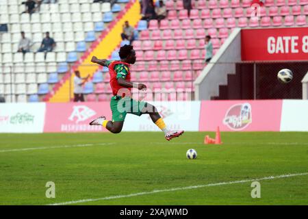 Nestory Irankunda si è allenato prima della partita di andata delle qualificazioni ai Mondiali di calcio contro il Bangladesh a Dacca, Bangladesh, 6 giugno 2024 Foto Stock