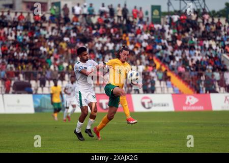 Il difensore del Bangladesh Saad Uddin (L) e il centrocampista dell'Australia Jackson Irvine (R) durante la partita di andata delle qualificazioni ai Mondiali FIFA a. Foto Stock