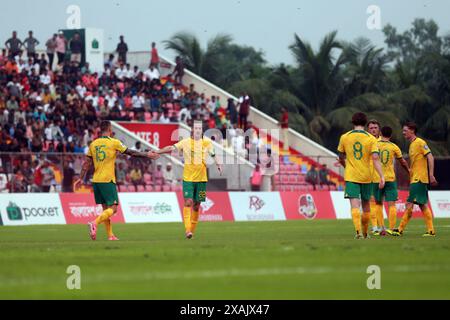 I giocatori australiani festeggiano il loro primo gol contro il Bangladesh nella partita di andata delle qualificazioni ai Mondiali di calcio al Bashundhara Kings AR Foto Stock