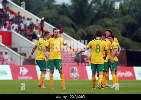 I giocatori australiani festeggiano il loro primo gol contro il Bangladesh nella partita di andata delle qualificazioni ai Mondiali di calcio al Bashundhara Kings AR Foto Stock