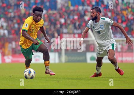 Il difensore bengalese Isa Faysal (R) e l'attaccante australiano Nestory Irankunda (L) durante la partita di andata delle qualificazioni ai Mondiali FIFA Foto Stock