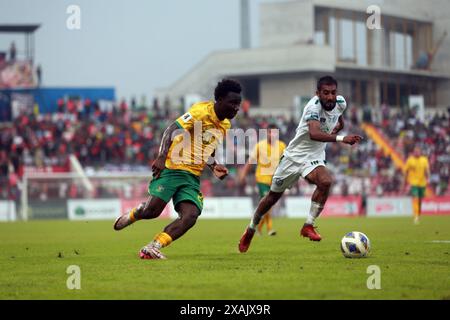 Il difensore bengalese Isa Faysal (R) e l'attaccante australiano Nestory Irankunda (L) durante la partita di andata delle qualificazioni ai Mondiali FIFA Foto Stock