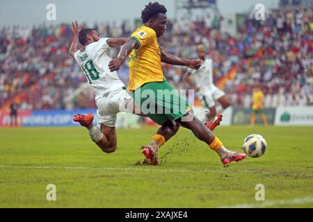 Il difensore bengalese Isa Faysal (L) e l'attaccante australiano Nestory Irankunda (R) durante la partita di andata delle qualificazioni ai Mondiali FIFA Foto Stock