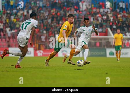 L'attaccante del Bangladesh Sheikh Morsalin (R) e il centrocampista australiano Connor Metcalfe (L) durante la partita di andata delle qualificazioni ai Mondiali FIFA A. Foto Stock