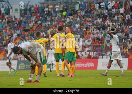 I giocatori australiani festeggiano il loro secondo gol contro il Bangladesh nella partita di andata delle qualificazioni ai Mondiali di calcio ai Bashundhara Kings A. Foto Stock