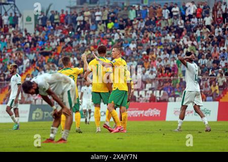 I giocatori australiani festeggiano il loro secondo gol contro il Bangladesh nella partita di andata delle qualificazioni ai Mondiali di calcio ai Bashundhara Kings A. Foto Stock