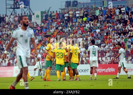 I giocatori australiani festeggiano il loro secondo gol contro il Bangladesh nella partita di andata delle qualificazioni ai Mondiali di calcio ai Bashundhara Kings A. Foto Stock