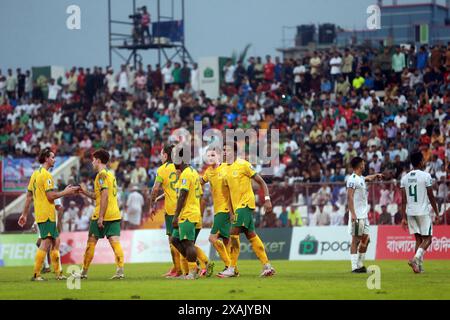 I giocatori australiani festeggiano il loro secondo gol contro il Bangladesh nella partita di andata delle qualificazioni ai Mondiali di calcio ai Bashundhara Kings A. Foto Stock