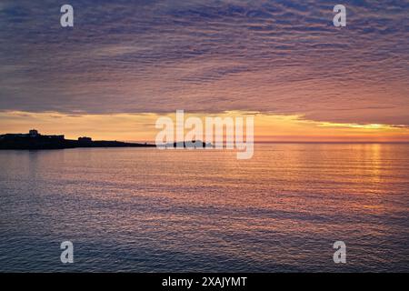 Regno Unito, Cornovaglia, Newquay, tramonto su Newquay Bay e Towan Head. Foto Stock