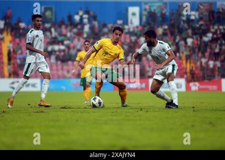 L'attaccante australiano Daniel Arzani (L) durante la partita di andata della partita di qualificazione ai Mondiali di calcio contro il Bangladesh ai Bashundhara Kings A. Foto Stock