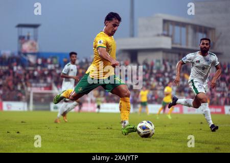 L'attaccante australiano Daniel Arzani (L) durante la partita di andata della partita di qualificazione ai Mondiali di calcio contro il Bangladesh ai Bashundhara Kings A. Foto Stock