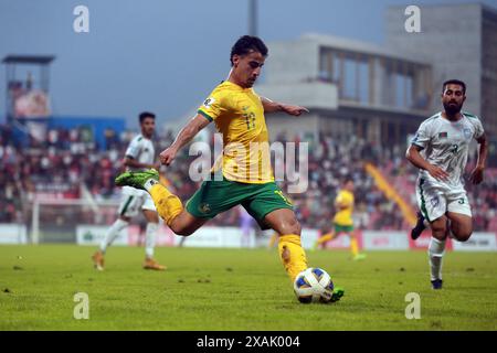 L'attaccante australiano Daniel Arzani (L) durante la partita di andata della partita di qualificazione ai Mondiali di calcio contro il Bangladesh ai Bashundhara Kings A. Foto Stock