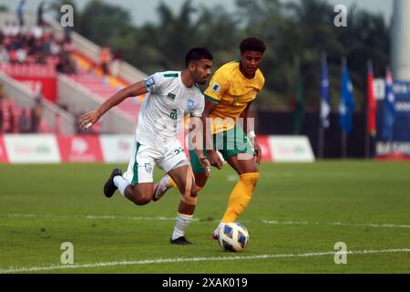 Il difensore del Bangladesh Saad Uddin (L) e l'attaccante dell'Australia Kusini Yengi (R) durante la partita di andata delle qualificazioni alla Coppa del mondo FIFA alla B Foto Stock