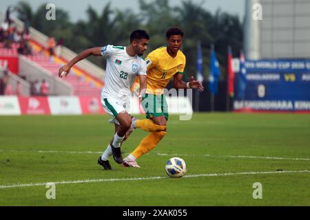 Il difensore del Bangladesh Saad Uddin (L) e l'attaccante dell'Australia Kusini Yengi (R) durante la partita di andata delle qualificazioni alla Coppa del mondo FIFA alla B Foto Stock