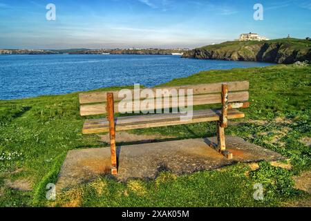 Regno Unito, Cornovaglia, Newquay, panchina con vista su Newquay Bay. Foto Stock