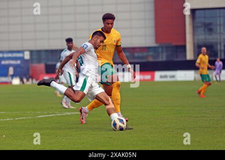 Il difensore del Bangladesh Saad Uddin (L) e l'attaccante dell'Australia Kusini Yengi (R) durante la partita di andata delle qualificazioni alla Coppa del mondo FIFA alla B Foto Stock