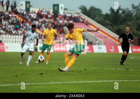 Il difensore australiano Jordan Bos durante la partita di andata delle qualificazioni ai Mondiali di calcio contro il Bangladesh alla Bashundhara Kings Arena di Dhak Foto Stock