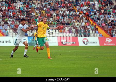 Il difensore del Bangladesh Saad Uddin (L) e il centrocampista dell'Australia Jackson Irvine (R) durante la partita di andata delle qualificazioni ai Mondiali FIFA a. Foto Stock