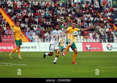 Il difensore del Bangladesh Saad Uddin (L) e il centrocampista dell'Australia Jackson Irvine (R) durante la partita di andata delle qualificazioni ai Mondiali FIFA a. Foto Stock