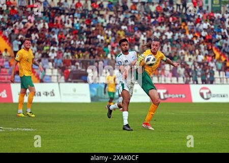 Il difensore del Bangladesh Saad Uddin (L) e il centrocampista dell'Australia Jackson Irvine (R) durante la partita di andata delle qualificazioni ai Mondiali FIFA a. Foto Stock