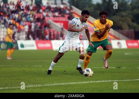 Il difensore del Bangladesh Saad Uddin (L) e l'attaccante dell'Australia Kusini Yengi (R) durante la partita di andata delle qualificazioni alla Coppa del mondo FIFA alla B Foto Stock