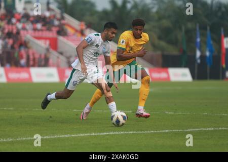 Il difensore del Bangladesh Saad Uddin (L) e l'attaccante dell'Australia Kusini Yengi (R) durante la partita di andata delle qualificazioni alla Coppa del mondo FIFA alla B Foto Stock