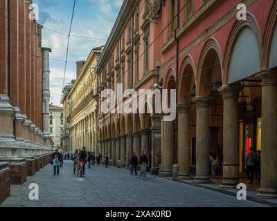 Italia, Bologna, via dell'Archiginnasio, atmosfera serale Foto Stock