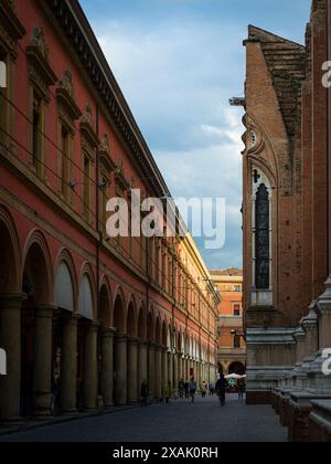 Italia, Bologna, via dell'Archiginnasio, atmosfera serale Foto Stock