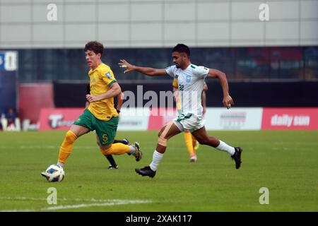 Il difensore bengalese Saad Uddin (R) e il difensore australiano Jordan Bos durante la partita di andata delle qualificazioni ai Mondiali di calcio al Bashun Foto Stock