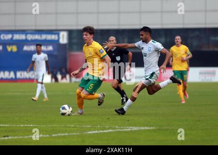 Il difensore bengalese Saad Uddin (R) e il difensore australiano Jordan Bos durante la partita di andata delle qualificazioni ai Mondiali di calcio al Bashun Foto Stock