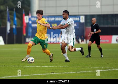 Il difensore bengalese Saad Uddin (R) e il difensore australiano Jordan Bos durante la partita di andata delle qualificazioni ai Mondiali di calcio al Bashun Foto Stock