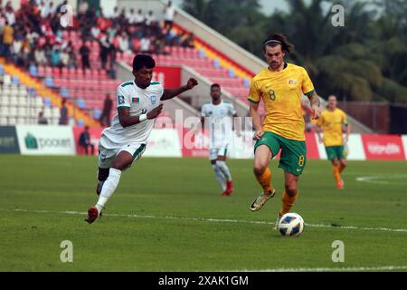 Il difensore del Bangladesh Topu Barman e il centrocampista australiano Connor Metcalfe durante la partita di andata delle qualificazioni alla Coppa del mondo FIFA al Bashun Foto Stock