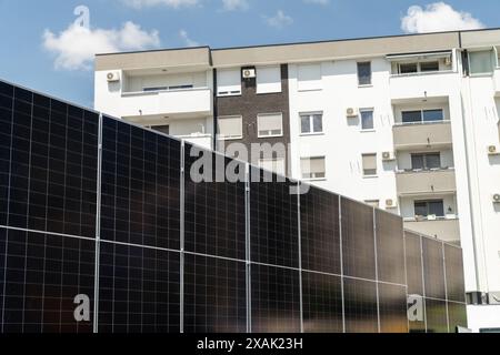 Pannelli solari vicino a un condominio. Foto Stock