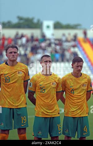 Dal giocatore australiano di sinistra Harry Souttar, Mitchell Duke e Kye rowles prima della partita di andata delle qualificazioni ai Mondiali FIFA contro Banglade Foto Stock