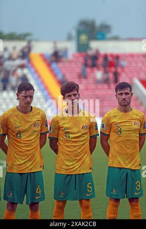 Dal giocatore australiano di sinistra Kye rowles, Jordan Bos e Ryan Strain prima della partita di andata delle qualificazioni ai Mondiali di calcio contro il Bangladesh in Foto Stock