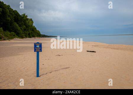 Cartello con la spiaggia privata che segna il confine di accesso pubblico. Foto Stock