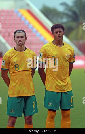 Dal giocatore australiano di sinistra Connor Metcalfe e Kusini Yengi prima della partita di andata delle qualificazioni ai Mondiali di calcio contro il Bangladesh a Dacca Foto Stock