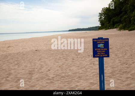 Cartello con la spiaggia privata che segna il confine di accesso pubblico. Foto Stock