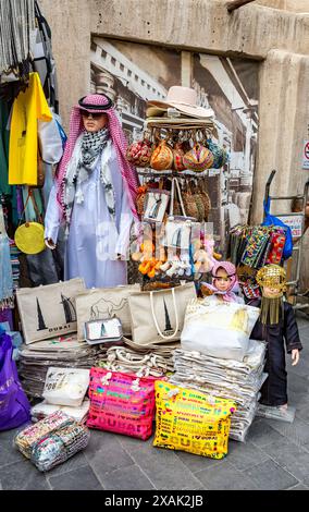 Negozi di abbigliamento tradizionale e souvenir, Grand Souk, Old Baladiya Street, Spice and Gold Souk, famosa via dello shopping con bazar, quartiere Deira, Dubai, Emirati Arabi Uniti, Medio Oriente, Asia Foto Stock