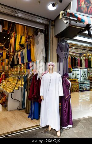 Negozi di abbigliamento tradizionale e souvenir, Grand Souk, Old Baladiya Street, Spice and Gold Souk, famosa via dello shopping con bazar, quartiere Deira, Dubai, Emirati Arabi Uniti, Medio Oriente, Asia Foto Stock