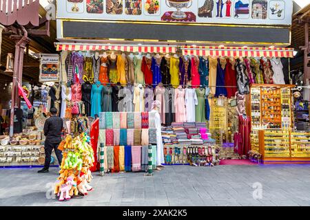 Negozi di abbigliamento tradizionale e souvenir, Grand Souk, Old Baladiya Street, Spice and Gold Souk, famosa via dello shopping con bazar, quartiere Deira, Dubai, Emirati Arabi Uniti, Medio Oriente, Asia Foto Stock